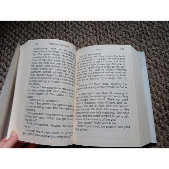 Trace  by Patricia Cornwell Large Print HCDJ 2004 Scarpetta Novel - Picture 13 of 16
